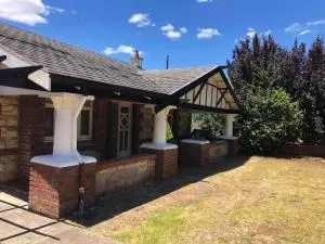 Group house with views of the salt pool and spa - Clapham
