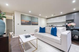 Garden Haven: Luxe 1BR 1BA Chigwell Retreat