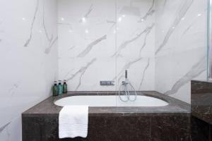 Garden Haven Luxe 1BR 1BA Chigwell Retreat CHCL F1