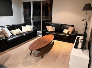 Stylish Surfers Paradise Haven 4BR4B Stunning Pool 2