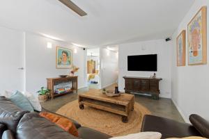 Tallow Beach Retreat - welcoming pet-friendly unit