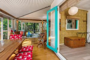 Beachcombers Cottage - beachfront pet retreat