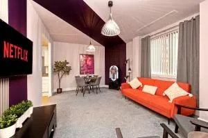 PRIME City Centre Location, THE JUKE BOX SUITE, Secure Gated FREE Parking Space, Unique STYLISH Apartment, Two Bathrooms - Winslow
