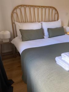 Luxury Cotswold Cottage with hot tub in Stow on the Wold!