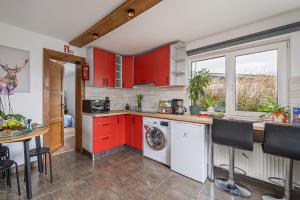 4 Bedroom House with Playground, BBQ & Free Parking