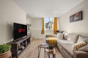 Private Town Home with Free Banff Access, Netflix, King Bed, Fully Equipped Kitchen, Sleeps 4