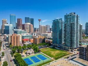 Downtown Apartment with Underground Parking, Netflix, Fully Equipped Kitchen, Walk to 17th Ave, Sleeps 4, Perfect for Foodies and Tourists