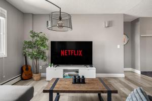 Downtown Apartment with Underground Parking, Netflix, Fully Equipped Kitchen, Walk to 17th Ave, Sleeps 4, Perfect for Foodies and Tourists