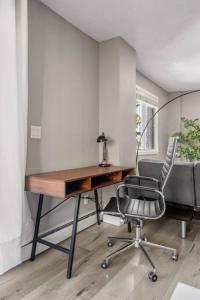 Downtown Apartment with Underground Parking, Netflix, Fully Equipped Kitchen, Walk to 17th Ave, Sleeps 4, Perfect for Foodies and Tourists