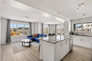 4 Bedroom Town Home with Free Banff Pass, Garage Parking, Fast WiFi, Smart TV with Netflix, Fully Equipped Kitchen, Sleeps 10, Ideal for Families - Beiseker