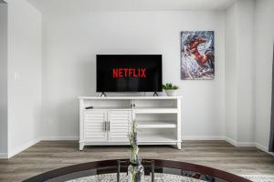 4 Bedroom Town Home with Garage Parking, Fast WiFi, Smart TV with Netflix, Fully Equipped Kitchen, Sleeps 10, Ideal for Families