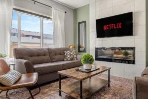 Top Rated Luxury House with Central AC, Double Garage Parking, Free Banff Access, 5 Bedrooms & More! - Airdrie