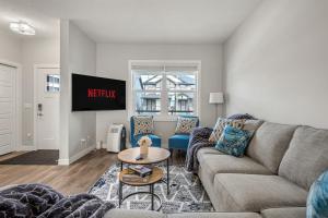 Extra Large House with AC, Banff Access, Sleep 12, BBQ, 4 Bedrooms & 2 Sleeper Sofa Beds