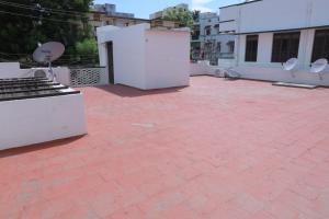 Heritage room with 1 bed1 bath in a residential neighborhood.