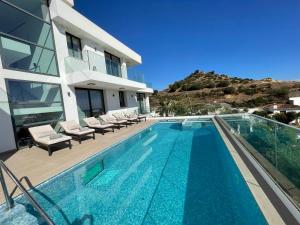 Stunning villa in Benalmádena with amazing views, pool and large gym