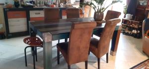 B&B / Chambres d'hotes Chambre 18 M2 -vintage- lit Queen Size dans longere chez Stephanie pres circuit Mans Sud : photos des chambres
