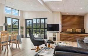 Beautiful Home In Hadsund With Wifi