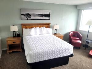 Premium Queen with Lake View room in Americas Best Value Port Polson Inn