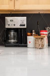 Midtown Modern - urban condo walkable to bars and beach