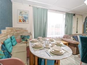 White Rabbit, Cross Lane