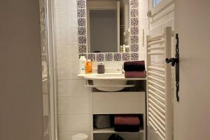 St Raphaël piscine wifi, commerces et mer à pieds