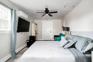 Guest Suite & Bathtub in the Village