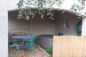 studio bas de villa, jardin et spa (été seulement) - Spéracèdes