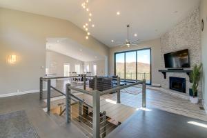 LaFollette Home Community Pool and Mountain Views!