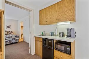 Deluxe one bedroom suite located on first floor with outdoor heated pool 11517