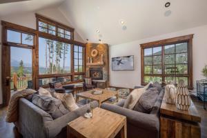 GORGEOUS modern estate private ski SHUTTLE! Hot Tub, hiking trail to town, fire pit, even a SONIC ice maker!!