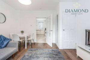 FOUNDRY - 2 Bedrooms, Fully Equipped, Free Parking, WiFi, FAVOURITE for Contractors, Long Stays Welcome, Food, Bars, Shops by Diamond Short Lets