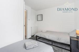 FOUNDRY - 2 Bedrooms, Fully Equipped, Free Parking, WiFi, FAVOURITE for Contractors, Long Stays Welcome, Food, Bars, Shops by Diamond Short Lets