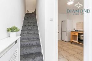 FOUNDRY - 2 Bedrooms, Fully Equipped, Free Parking, WiFi, FAVOURITE for Contractors, Long Stays Welcome, Food, Bars, Shops by Diamond Short Lets