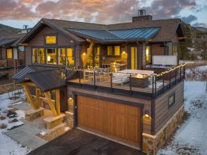 Modern Elegance, Stunning Mountain Views, Hot Tub, Fire Pit, Walk to River!