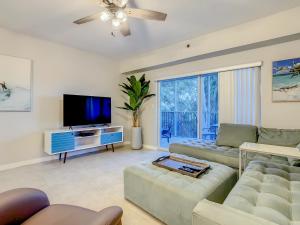 Enjoy the gorgeous sunset in this beautiful 32 condo ~ OW9-305