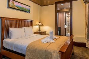 Deluxe Suite with Spa Bath room in 1905 Basin Park Hotel