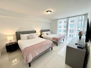 36th floor Brickell bay view 1BR 2 Queens and Sofa Bed