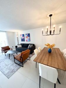 36th floor Brickell bay view 1BR 2 Queens and Sofa Bed