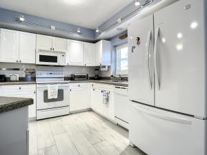 Oceanwalk Jr. Penthouse ~ Across from pool tennis shuffleboard ~ Walk to beach OW7-207