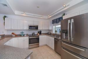 Stunning Modern Beachy 32 Corner Condo W pond views. OW11-507