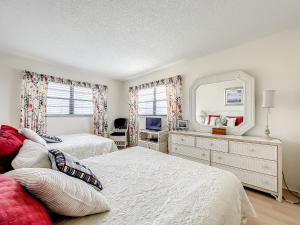 Lovely beachfront corner unit overlooking pool and clubhouse ~ HA501