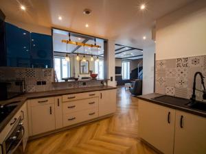 Méga Jeanne dArc Billard Baby Foot en option Escape Game Logements Insolites