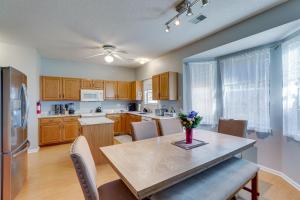 North Charleston Home Near Shopping and Dining!