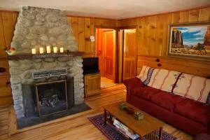 Ahwahnee-be Vintage Cabin - Walk to town! - Anza