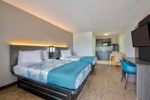 Quadruple Room - Smoking room in Studio 6-Pascagoula MS