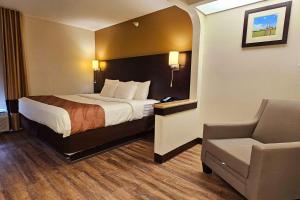 King Suite - Accessible/Non-Smoking room in Quality Inn & Suites near St Louis and I-255