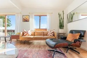 Mojave Lofi - Bright and Airy home 25 min from Joshua Tree National Park - Hot Tub, Cal-King Beds, Game Room - Landers