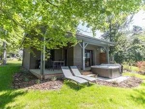 Lodge avec bain à remous privatif, piscine, salle de sport et aire de jeux au bord du golf de Chambon - FR-1-582-370 - Vanosc