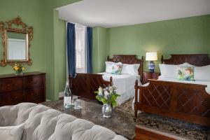 Queen Suite with Two Queen Beds - Earl of Chatham Suite room in Hamilton Turner Inn