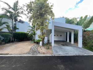 Tamarin Bay Coastal Villa